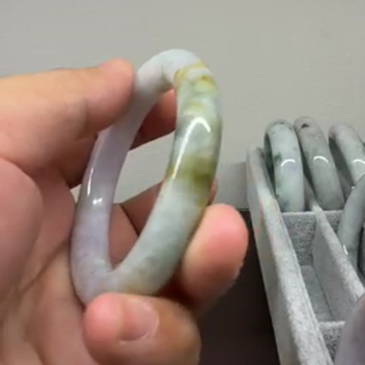 Vòng ngọc cẩm thạch dáng đũa sắc lan tím pha huyết, ni 52 — ảnh 3