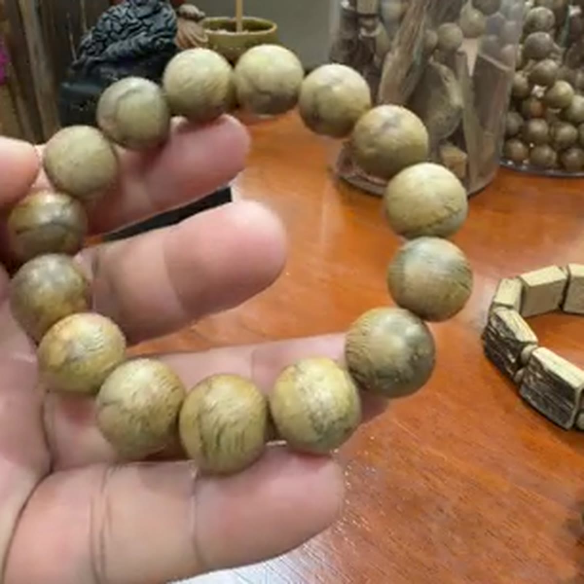 Vòng tay trầm hương hạt tròn lớn vân gỗ tự nhiên — ảnh 3
