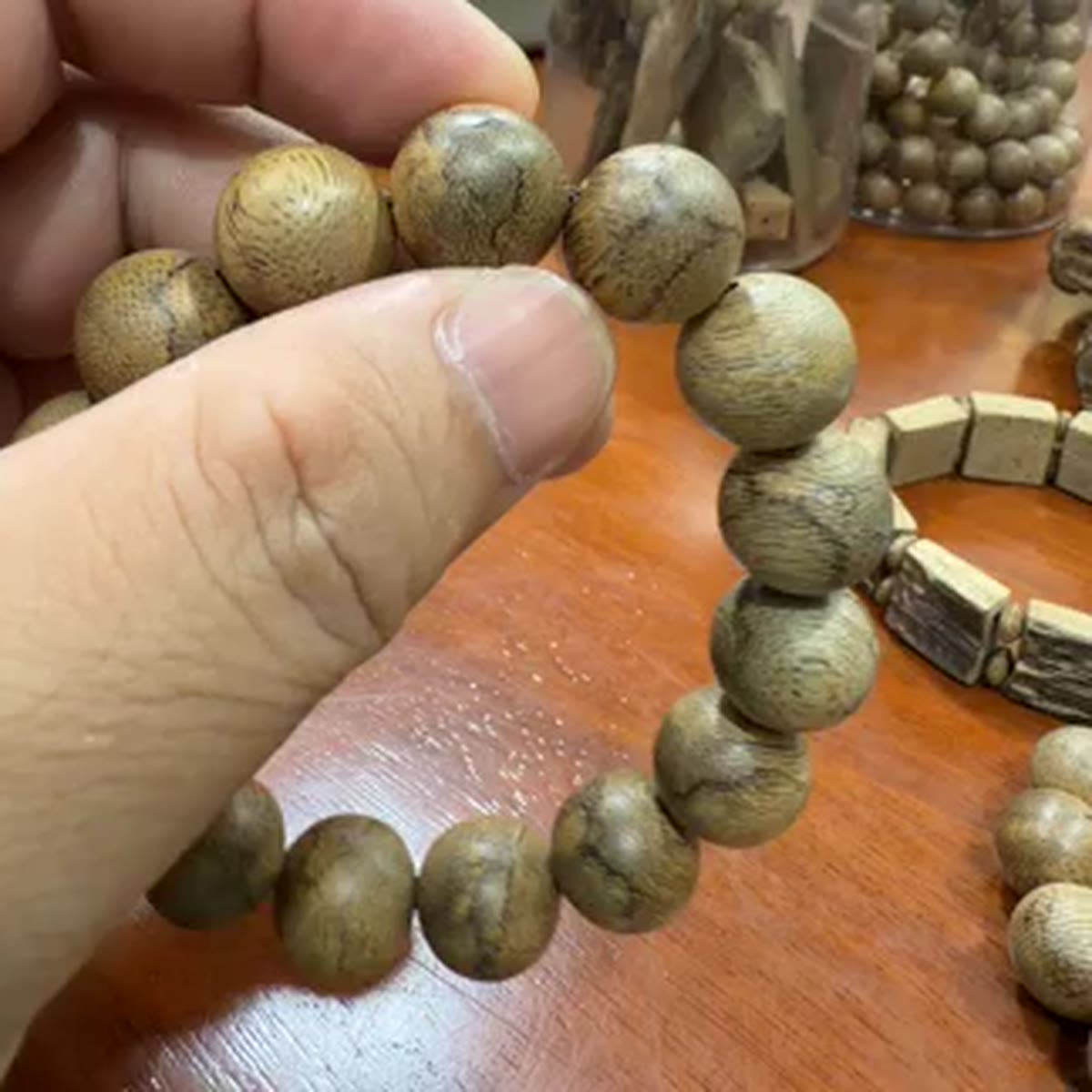 Vòng tay trầm hương hạt tròn lớn vân gỗ tự nhiên — ảnh 6