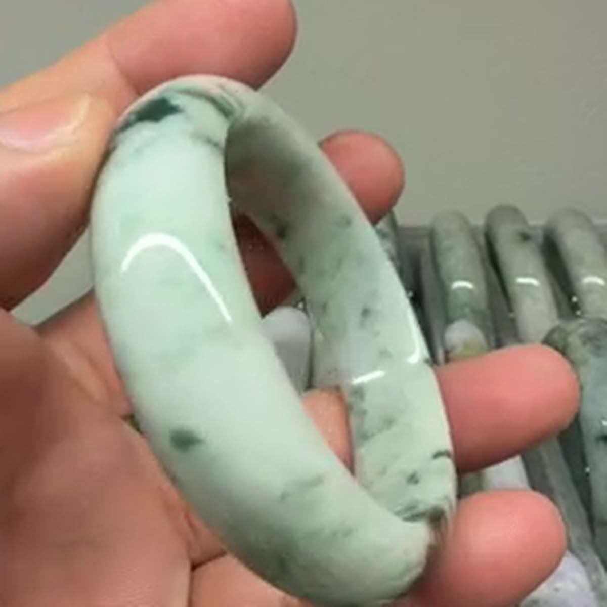 Vòng cẩm thạch nữ tự nhiên bản hẹ nền trắng xanh vân lục — ảnh 5