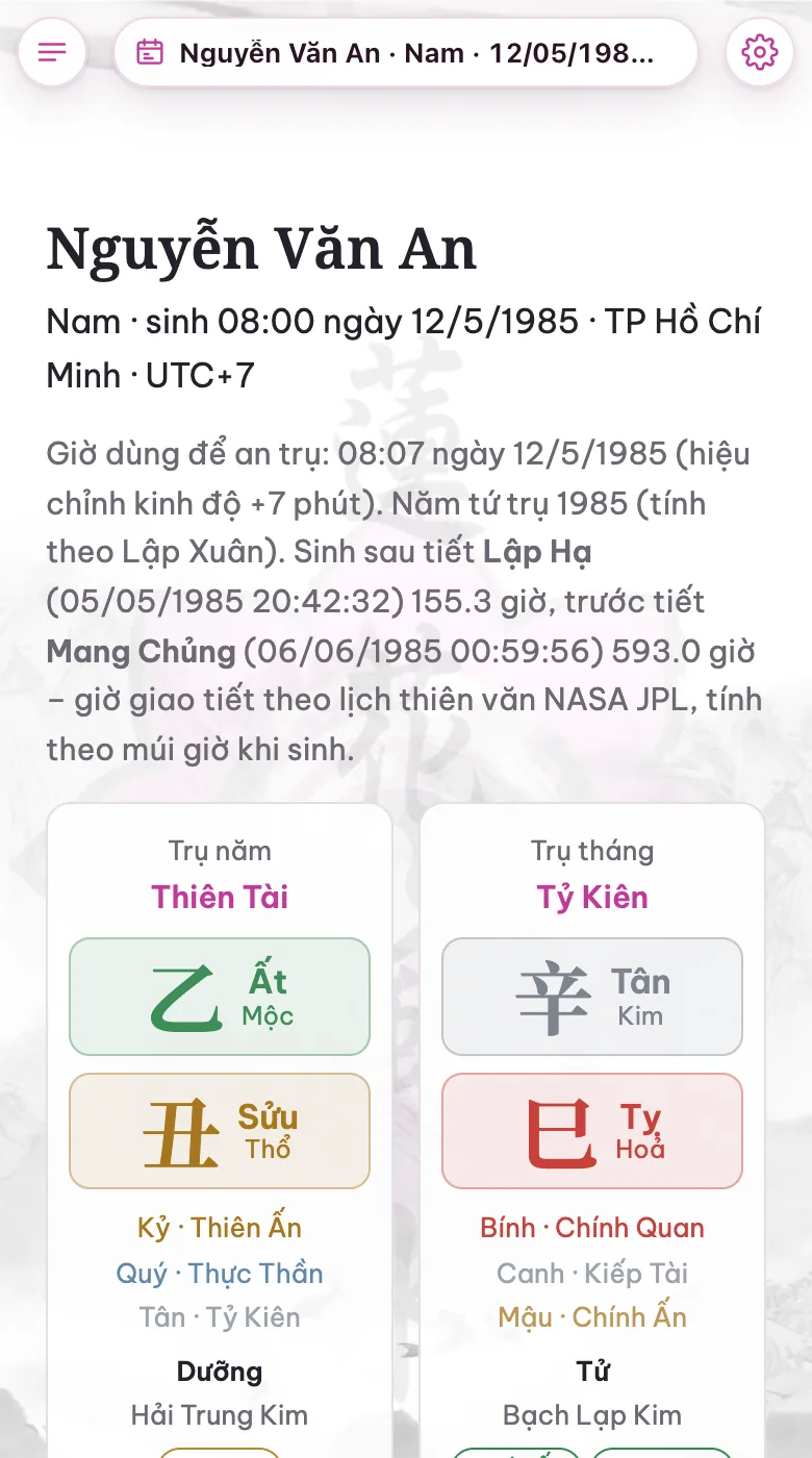 Tướng Mệnh trên điện thoại: lá số mẫu của Nguyễn Văn An, viên thông tin ngày giờ sinh ở giữa trên, nút ☰ và ⚙ hai bên