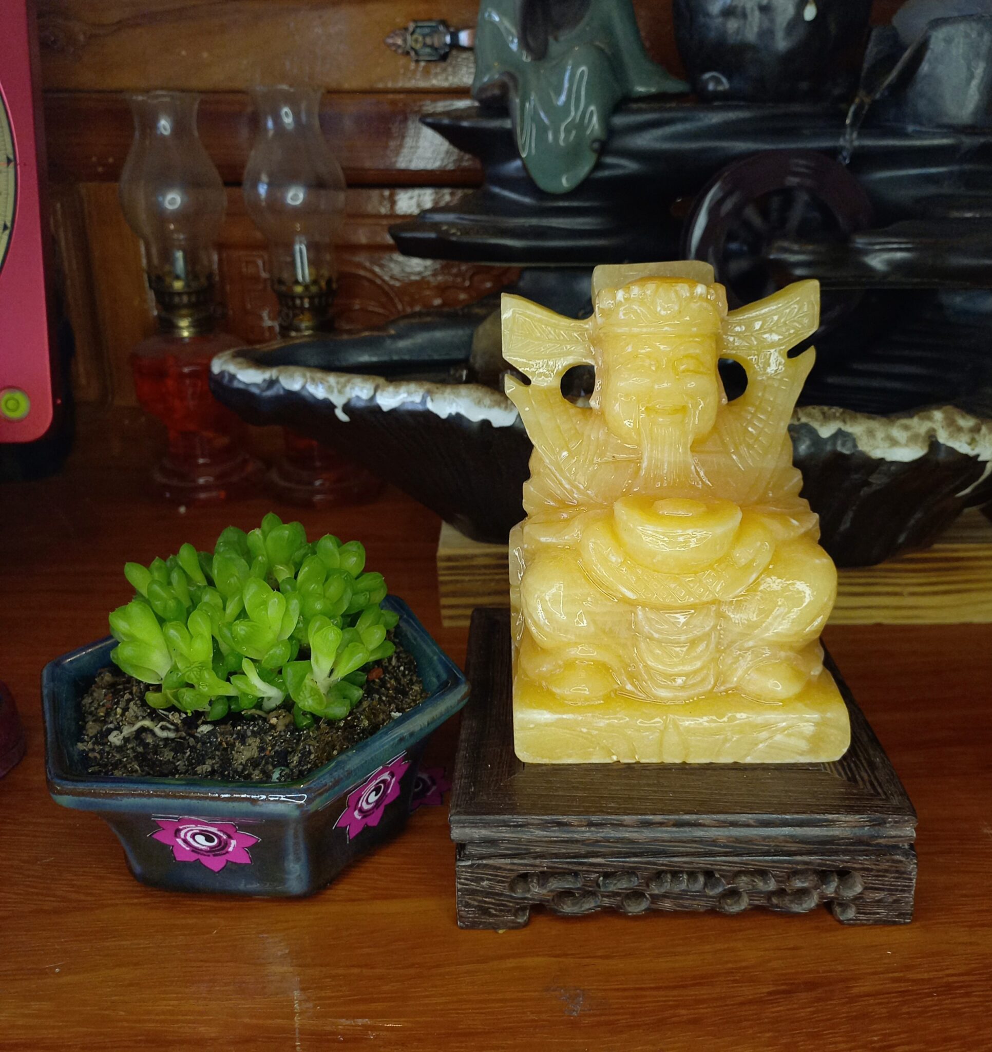 Ông thần tiền có đế gỗ nạp ấn Liên Hoa