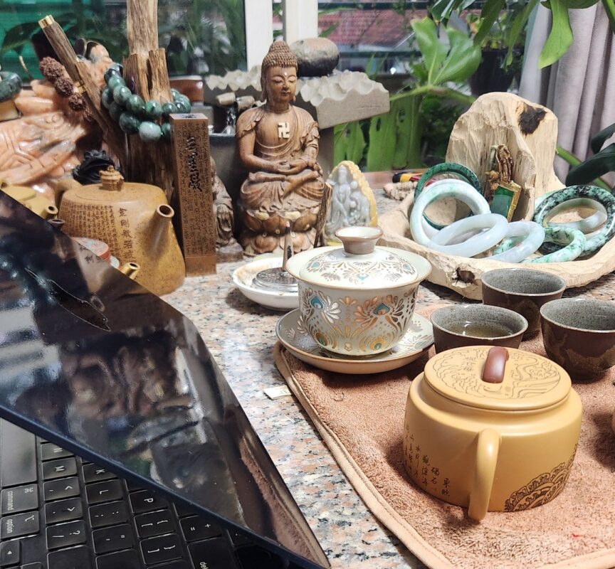 Không nên xem bói quá nhiều